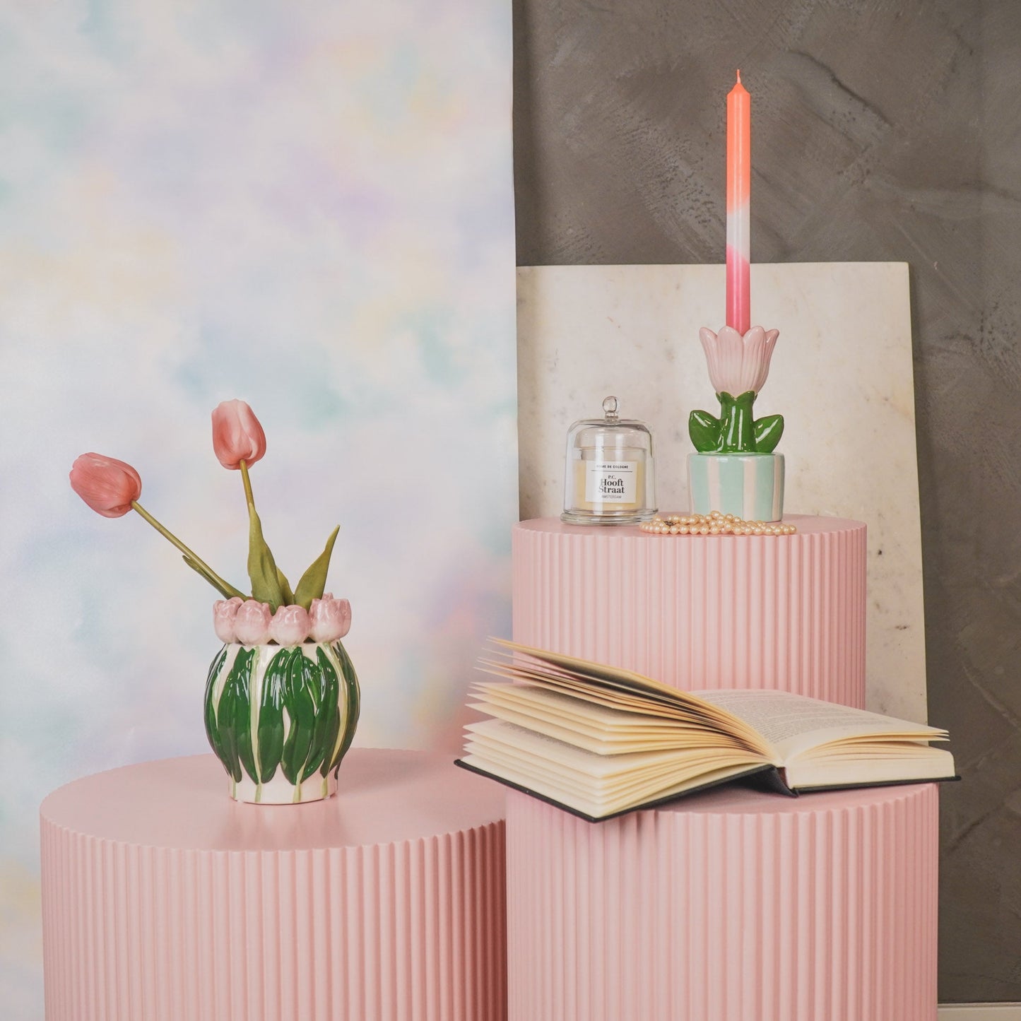 Vaas- Bloemen Vaas met Tulpen - Dolomiet - Licht Roze/ Groen- 12,5x12,5x16cm