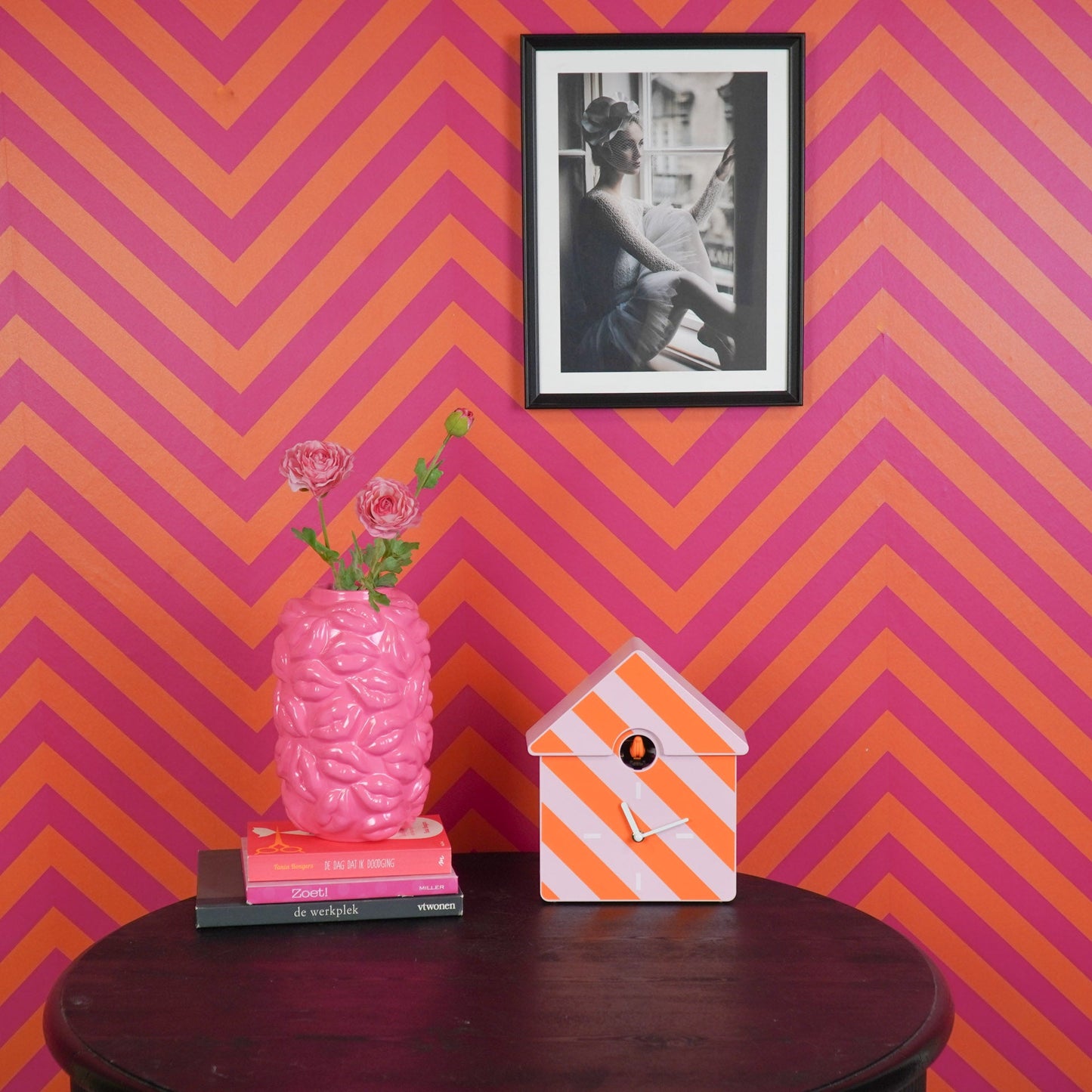 Klok- Wandklok Koekoeksklok - Gestreept Patroon-Oranje/ Roze - 24x27x9cm